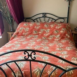 Queen sized Tommy Bahama comforter with 2 pillow shams!